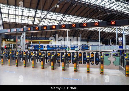 Der Eisenbahnverkehr in ScotRail wurde wegen gewerkschaftlicher Gewerkschaftsaktion unterbrochen. Züge an der Queen Street Station, Glasgow, Schottland, Großbritannien Stockfoto