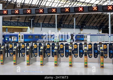 Der Eisenbahnverkehr in ScotRail wurde wegen gewerkschaftlicher Gewerkschaftsaktion unterbrochen. Züge an der Queen Street Station, Glasgow, Schottland, Großbritannien Stockfoto