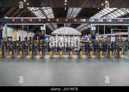 Der Eisenbahnverkehr in ScotRail wurde wegen gewerkschaftlicher Gewerkschaftsaktion unterbrochen. Züge an der Queen Street Station, Glasgow, Schottland, Großbritannien Stockfoto