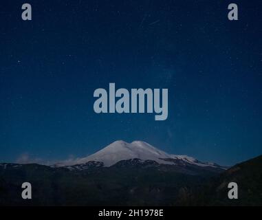 Sterne bei Nacht und Mount Elbrus Stockfoto