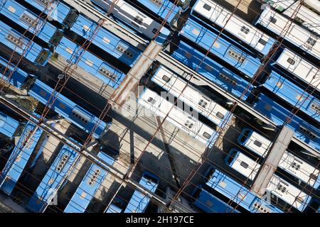 Luftdrohne Draufsicht auf verlassenen Transport Blue Buses Parkplatz. Schäbig und gebrochenen Fahrzeug. Schrottplatz von Bussen Zypern Stockfoto