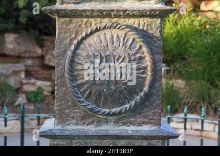 JERUSALEM, ISRAEL - 24. SEPTEMBER 2017: Dies ist ein Fragment der Menora der Knesset mit der Überschrift Hören, Israel. Stockfoto