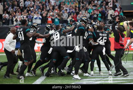 London, Großbritannien. Oktober 2021. Jacksonville Jaguars-Kicker Matthew Wright (R) feiert den Sieg mit allen seinen Teamkollegen nach dem letzten zweiten Kick in ihrem Spiel gegen die Miami Dolphins in der White Hart Lane in London am Mittwoch, den 17. Oktober 2021. Jaguars gewann das Spiel mit 23:20. Foto von Hugo Philpott/UPI Credit: UPI/Alamy Live News Stockfoto