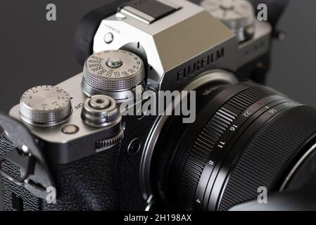 Minsk, Weißrussland - 16. Oktober 2021: Gehäuse der FUJIFILM X-T4 KIT XF16-80MM SILBERNEN Kamera vor dunklem Hintergrund. Stockfoto