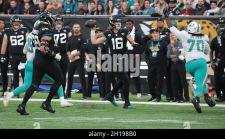 London, Großbritannien. Oktober 2021. Jacksonville Jaguars Quarterback Trevor Lawrence wirft den Fußball während ihres Spiels gegen die Miami Dolphins in der White Hart Lane in London am Mittwoch, den 17. Oktober 2021. Jaguars gewann das Spiel mit 23:20. Foto von Hugo Philpott/UPI Credit: UPI/Alamy Live News Stockfoto