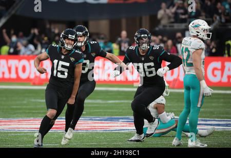 London, Großbritannien. Oktober 2021. Jacksonville Jaguars-Kicker Matthew Wright (R) feiert am Mittwoch, den 17. Oktober 2021, den Sieg nach dem letzten zweiten Kick in ihrem Spiel gegen die Miami Dolphins in der White Hart Lane in London. Jaguars gewann das Spiel mit 23:20. Foto von Hugo Philpott/UPI Credit: UPI/Alamy Live News Stockfoto