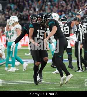 London, Großbritannien. Oktober 2021. Jacksonville Jaguars-Kicker Matthew Wright (R) feiert am Mittwoch, den 17. Oktober 2021, den Sieg nach dem letzten zweiten Kick in ihrem Spiel gegen die Miami Dolphins in der White Hart Lane in London. Jaguars gewann das Spiel mit 23:20. Foto von Hugo Philpott/UPI Credit: UPI/Alamy Live News Stockfoto