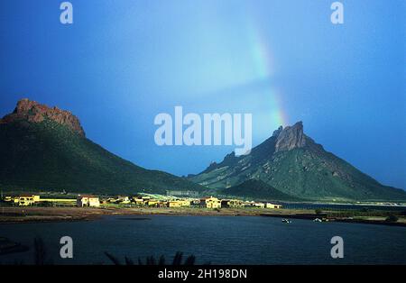 Rainbow Over Club Med Sonora Bay, Mexiko, wurde kürzlich an die Grupo Paradiso in San Carlos S.A. verkauft Stockfoto