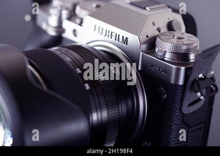 Minsk, Weißrussland - 16. Oktober 2021: Gehäuse der FUJIFILM X-T4 KIT XF16-80MM SILBERNEN Kamera vor dunklem Hintergrund. Stockfoto