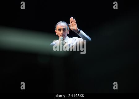 Eric Zemmour spricht auf der Bühne während eines Treffens in Beziers.Eric Zemmour hielt auf Einladung seines Bürgermeisters Robert Menard, der angeblich in der Nähe des Rassemblement National of Marine Le Pen ist, ein Treffen in Beziers ab. Während seiner Rede bestand er besonders auf der Verschlechterung des Schulsystems und prangerten die Politik an, die seit dem Krieg durchgeführt wurde. Er griff den marxistischen und progressiven Einfluss, der laut ihm im Ministerium für nationale Bildung in Frankreich in Kraft sei, gewaltsam an. (Foto von Laurent Coust/SOPA Images/Sipa USA) Stockfoto