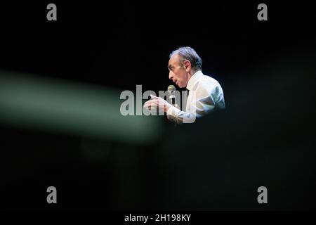 Eric Zemmour spricht auf der Bühne während eines Treffens in Beziers.Eric Zemmour hielt auf Einladung seines Bürgermeisters Robert Menard, der angeblich in der Nähe des Rassemblement National of Marine Le Pen ist, ein Treffen in Beziers ab. Während seiner Rede bestand er besonders auf der Verschlechterung des Schulsystems und prangerten die Politik an, die seit dem Krieg durchgeführt wurde. Er griff den marxistischen und progressiven Einfluss, der laut ihm im Ministerium für nationale Bildung in Frankreich in Kraft sei, gewaltsam an. (Foto von Laurent Coust/SOPA Images/Sipa USA) Stockfoto