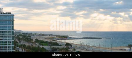 Panoramablick auf einen Sonnenaufgang über playa de levante in Barcelona. Stockfoto