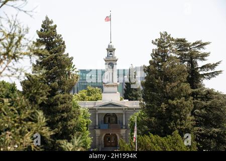 Tagesansicht des historischen öffentlichen Gerichtsgebäudes, erbaut 1900, von Madera, Kalifornien, USA. Stockfoto