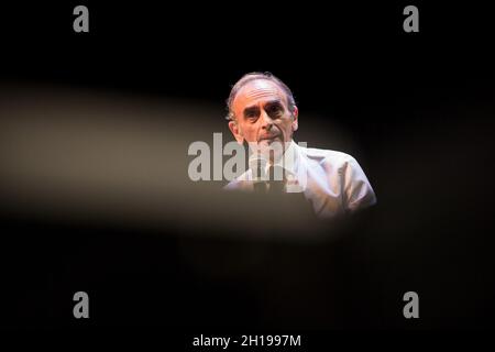 Beziers, Frankreich. Oktober 2021. Eric Zemmour spricht auf der Bühne während eines Treffens in Beziers.Eric Zemmour hielt auf Einladung seines Bürgermeisters Robert Menard, der angeblich in der Nähe des Rassemblement National of Marine Le Pen ist, ein Treffen in Beziers ab. Während seiner Rede bestand er besonders auf der Verschlechterung des Schulsystems und prangerten die Politik an, die seit dem Krieg durchgeführt wurde. Er griff den marxistischen und progressiven Einfluss, der laut ihm im Ministerium für nationale Bildung in Frankreich in Kraft sei, gewaltsam an. Kredit: SOPA Images Limited/Alamy Live Nachrichten Stockfoto