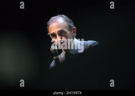 Beziers, Frankreich. Oktober 2021. Eric Zemmour spricht auf der Bühne während eines Treffens in Beziers.Eric Zemmour hielt auf Einladung seines Bürgermeisters Robert Menard, der angeblich in der Nähe des Rassemblement National of Marine Le Pen ist, ein Treffen in Beziers ab. Während seiner Rede bestand er besonders auf der Verschlechterung des Schulsystems und prangerten die Politik an, die seit dem Krieg durchgeführt wurde. Er griff den marxistischen und progressiven Einfluss, der laut ihm im Ministerium für nationale Bildung in Frankreich in Kraft sei, gewaltsam an. Kredit: SOPA Images Limited/Alamy Live Nachrichten Stockfoto