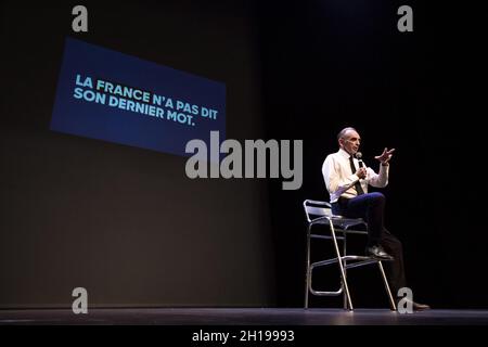 Beziers, Frankreich. Oktober 2021. Eric Zemmour spricht auf der Bühne während eines Treffens in Beziers.Eric Zemmour hielt auf Einladung seines Bürgermeisters Robert Menard, der angeblich in der Nähe des Rassemblement National of Marine Le Pen ist, ein Treffen in Beziers ab. Während seiner Rede bestand er besonders auf der Verschlechterung des Schulsystems und prangerten die Politik an, die seit dem Krieg durchgeführt wurde. Er griff den marxistischen und progressiven Einfluss, der laut ihm im Ministerium für nationale Bildung in Frankreich in Kraft sei, gewaltsam an. Kredit: SOPA Images Limited/Alamy Live Nachrichten Stockfoto