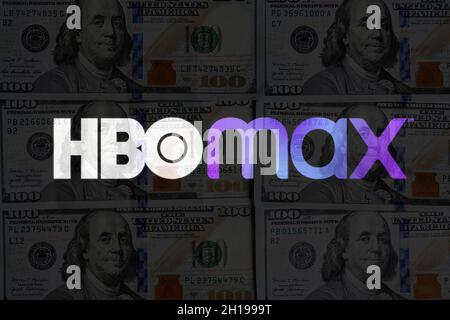 Taschkent, Usbekistan - 13. Oktober 2021: HBO MAX-Logo auf dem Stapel von US-Dollar-Banknoten. Symbol der Abonnementzahlung für die Nutzung der HBO Max-Dienste Stockfoto