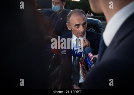 Beziers, Frankreich. Oktober 2021. Eric Zemmour spricht nach seinem Treffen in Beziers mit der Presse.Eric Zemmour hielt ein Treffen in Beziers auf Einladung seines Bürgermeisters Robert Menard ab, der angeblich in der Nähe des Rassemblement National of Marine Le Pen ist. Während seiner Rede bestand er besonders auf der Verschlechterung des Schulsystems und prangerten die Politik an, die seit dem Krieg durchgeführt wurde. Er griff den marxistischen und progressiven Einfluss, der laut ihm im Ministerium für nationale Bildung in Frankreich in Kraft sei, gewaltsam an. Kredit: SOPA Images Limited/Alamy Live Nachrichten Stockfoto