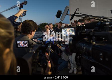 Beziers, Frankreich. Oktober 2021. Eric Zemmour spricht nach seinem Treffen in Beziers mit der Presse.Eric Zemmour hielt ein Treffen in Beziers auf Einladung seines Bürgermeisters Robert Menard ab, der angeblich in der Nähe des Rassemblement National of Marine Le Pen ist. Während seiner Rede bestand er besonders auf der Verschlechterung des Schulsystems und prangerten die Politik an, die seit dem Krieg durchgeführt wurde. Er griff den marxistischen und progressiven Einfluss, der laut ihm im Ministerium für nationale Bildung in Frankreich in Kraft sei, gewaltsam an. Kredit: SOPA Images Limited/Alamy Live Nachrichten Stockfoto