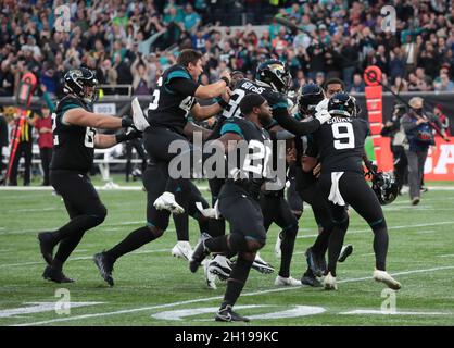 London, Großbritannien. Oktober 2021. Jacksonville Jaguars-Kicker Matthew Wright (R) feiert den Sieg mit allen seinen Teamkollegen nach dem letzten zweiten Kick in ihrem Spiel gegen die Miami Dolphins in der White Hart Lane in London am Sonntag, den 17. Oktober 2021. Jaguars gewann das Spiel mit 23:20. Foto von Hugo Philpott/UPI Credit: UPI/Alamy Live News Stockfoto