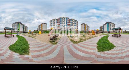 360 hdri Panorama in der Nähe des Spielplatzes in der Mitte des modernen mehrstöckigen Mehrfamilienwohnkomplexes der Stadtentwicklung in equiprecheckigen Seeleuten Stockfoto