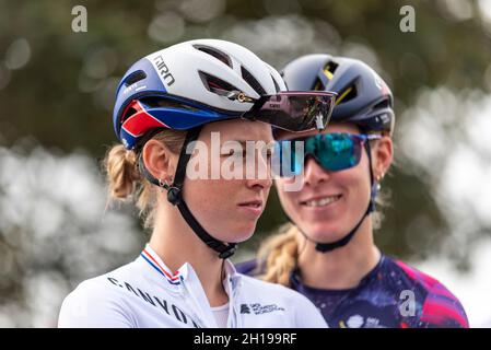 Alice Barnes und Hannah Barnes von Canyon SRAM bereiten sich auf die vierte Etappe der AJ Bell Women's Tour vor, die von Shoeburyness, Essex, Großbritannien, aus startet Stockfoto