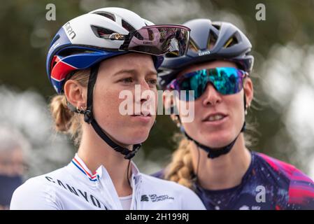 Alice Barnes und Hannah Barnes von Canyon SRAM bereiten sich auf die vierte Etappe der AJ Bell Women's Tour vor, die von Shoeburyness, Essex, Großbritannien, aus startet Stockfoto