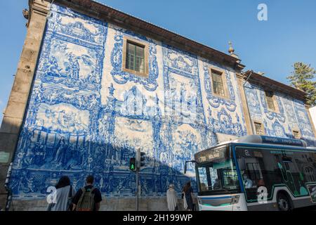 Capela das Almas, Außenwand Kapelle mit Azulejos bedeckt, Porto, Portugal, Stockfoto