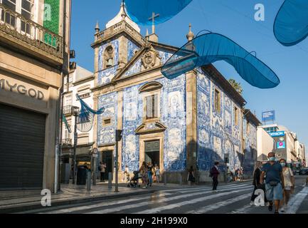 Capela das Almas, Außenwand Kapelle mit Azulejos bedeckt, Porto, Portugal, Stockfoto
