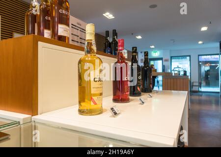 Portwein-Verkostung, mit Flaschen Portwein, Gaia, Portugal. Stockfoto