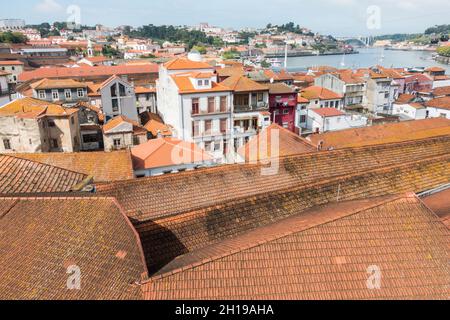 Dächer der Portweinkeller in Vila Nova de Gaia, Bezirk Ribeira von Porto am Fluss Douro, Portugal. Stockfoto