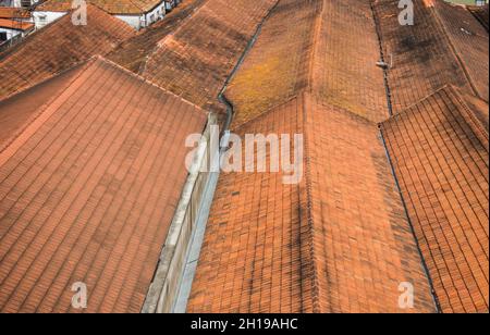 Dächer der Portweinkeller in Vila Nova de Gaia, Bezirk Ribeira von Porto am Fluss Douro, Portugal. Stockfoto