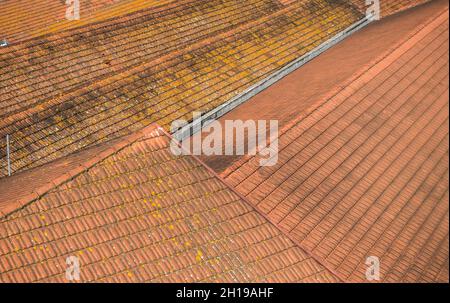 Dächer der Portweinkeller in Vila Nova de Gaia, Bezirk Ribeira von Porto am Fluss Douro, Portugal. Stockfoto