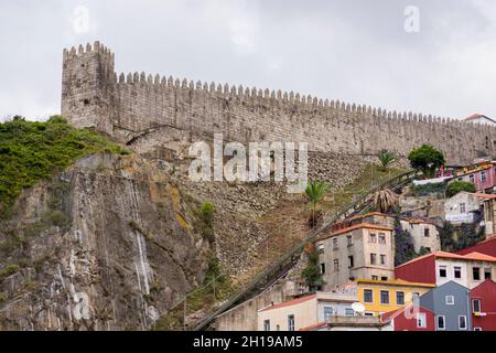 Stadtmauern von Dom Fernando oder Fernandine Mauern, mittelalterliche Befestigungsanlagen in Porto, Portugal. Stockfoto