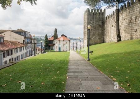 Stadtmauern von Dom Fernando oder Fernandine Mauern, mittelalterliche Befestigungsanlagen in Porto, Portugal. Stockfoto