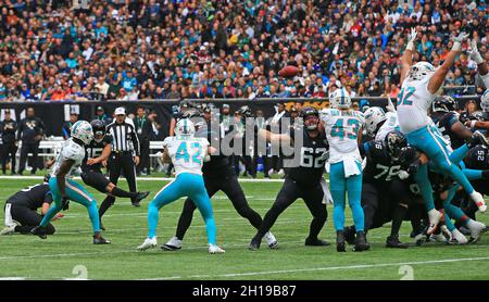 Jacksonville Jaguars Kicker Matthew Wright (15) legt bei einem Spiel der NFL International Series gegen die Miami Dolphins in Tottenham den Extrapunkt Stockfoto