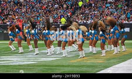 Die Jacksonville Jaguars Cheerleaders treten während eines Spiels der NFL International Series gegen die Miami Dolphins im Tottenham Hotspur Stadium auf, Sonntag, Stockfoto