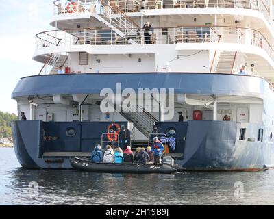 Expeditionsfahrten auf dem MS Island Sky auf den westlichen Inseln Schottlands: Passagiere werden über einen Tierkreis von Schiff zu Land gebracht. Stockfoto