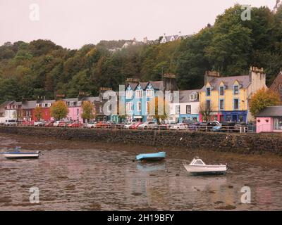 Die farbenfrohen Gebäude an der Hauptstraße in Tobermory mit Blick auf den Hafen und den Sound of Mull; Inner Hebrides, Schottland Stockfoto