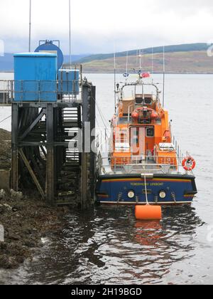 Das Tobermory-Rettungsboot, das an einem Liegeplatz auf der Isle of Mull festgemacht wurde, wurde von Freiwilligen betrieben und vor der Küste der Insel zur Rettung des Meeres eingesetzt. Stockfoto