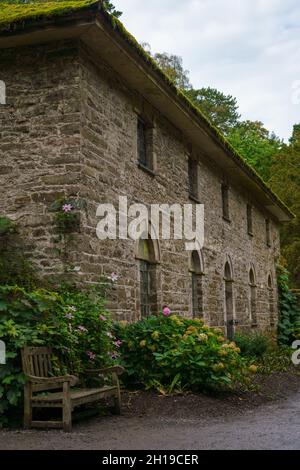 The Old Mill at Bodnant Gardens, Tal-y-Cafn Conwy Wales Großbritannien Stockfoto