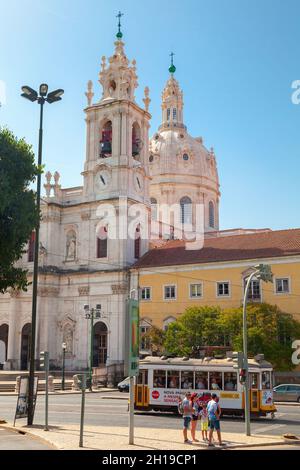 Lissabon, Portugal - 15. August 2017: Blick auf die Straße mit der Basilika von Estrela oder der Königlichen Basilika und dem Kloster des Heiligsten Herzens Jesu. Touristen Stockfoto