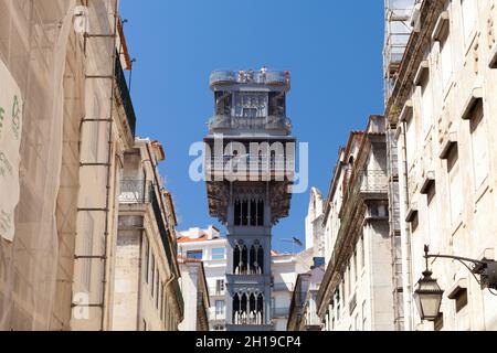 Lissabon, Portugal - 12. August 2017: Touristen befinden sich auf den obersten Ebenen des Elevador de Santa Justa Stockfoto