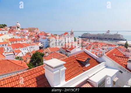 Lissabon, Portugal - 13. August 2017: Luftaufnahme des Lissabonner Stadtteils Alfama an einem sonnigen Sommertag. Mein Schiff 4 oder Mein Schiff 4 im Besitz von TU Stockfoto