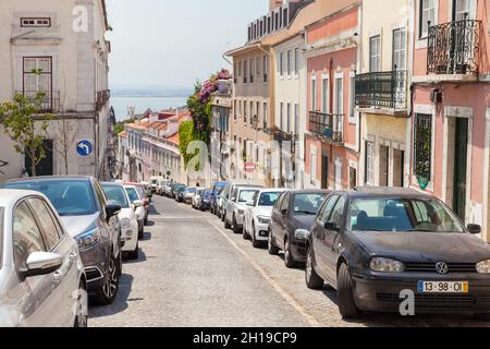 Lissabon, Portugal - 12. August 2017: Enge Straße von Lissabon mit geparkten Autos Stockfoto