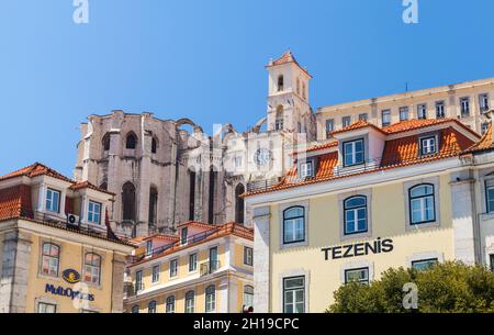 Lissabon, Portugal - 12. August 2017: Blick auf die Rue Aurea mit Convento do Carmo im Hintergrund Stockfoto