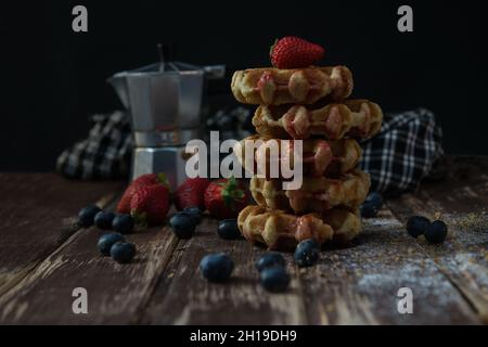 Kaffeekocher mit Waffeln und Sirup Stockfoto