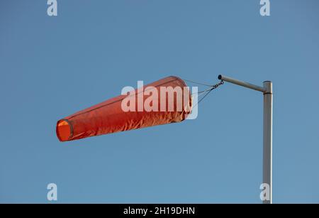 Große Windsack in einem Garten als Gartenschmuck gesehen. Stockfoto