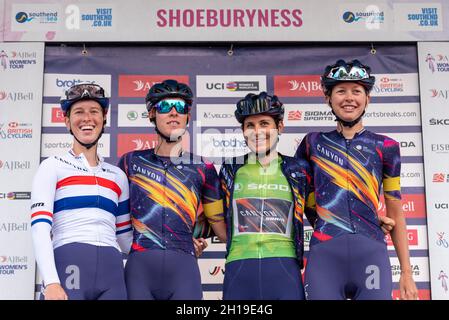 Alice und Hannah Barnes, Elise Chabbey, Ella Harris, Canyon SRAM Vorbereitung auf das Women's Tour Radrennen Etappe vier, Shoeburyness, Essex, Großbritannien Stockfoto