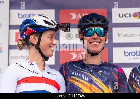 Alice Barnes und Hannah Barnes von Canyon SRAM bereiten sich auf die vierte Etappe der AJ Bell Women's Tour vor, die von Shoeburyness, Essex, Großbritannien, aus startet Stockfoto